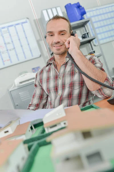 A telefon elfoglalt alkalmazottak — Stock Fotó