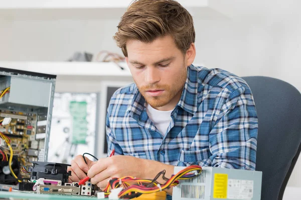 Jovem fixação computador — Fotografia de Stock