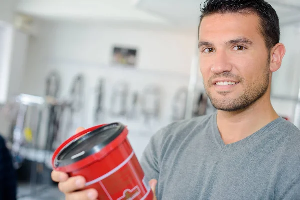 Shopper found his product — Stock Photo, Image