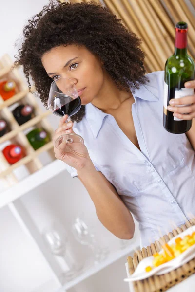 Jovem mulher degustação de vinho — Fotografia de Stock