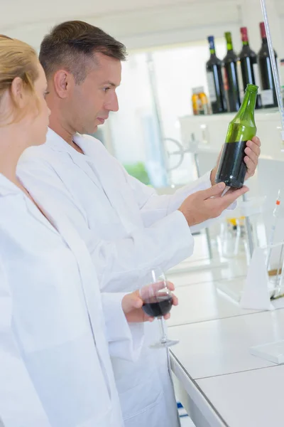 Checking the bottled wine — Stock Photo, Image