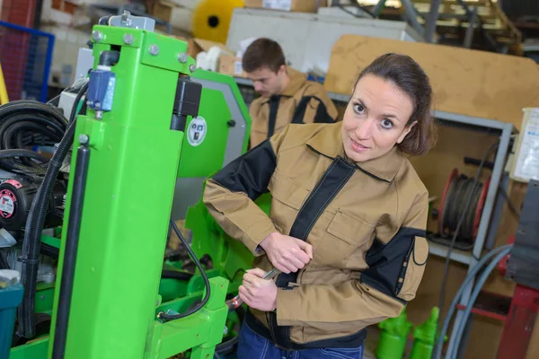 Smederijen medewerkers werken met zware machines in de werkplaats — Stockfoto