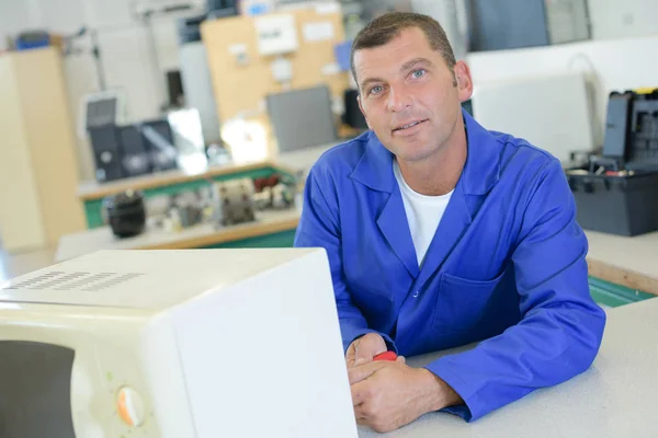 Técnico no trabalho e homem — Fotografia de Stock