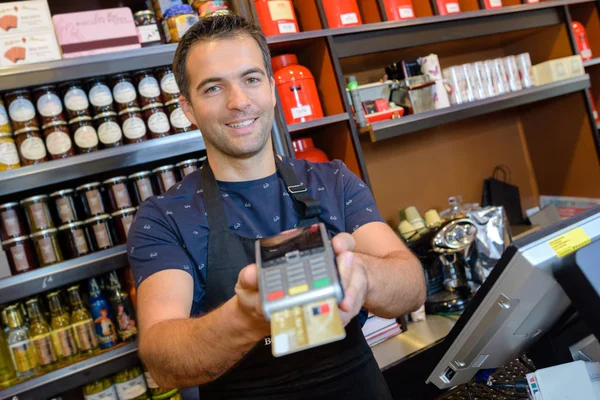 Hombre sosteniendo una máquina de pago con tarjeta — Foto de Stock