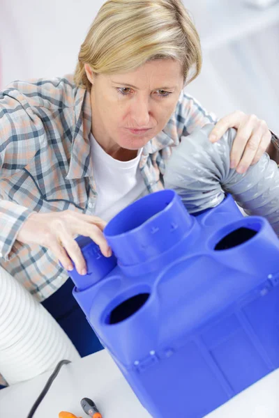 Mujer rubia instalando nuevo sistema ac —  Fotos de Stock