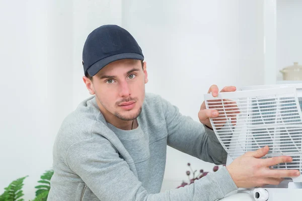 Jonge technicus airconditioningsysteem binnenshuis installeren — Stockfoto