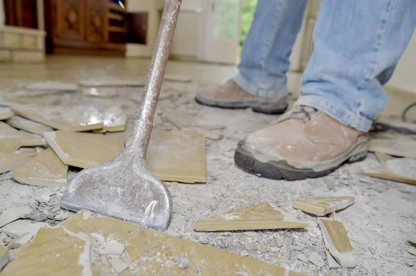 Man breaking tegels en pauze — Stockfoto