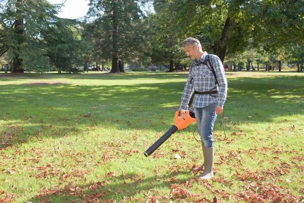 Man använder lövblåsare — Stockfoto