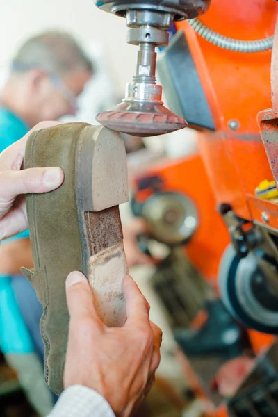 Schoenmaker schuren schoen en close-up — Stockfoto