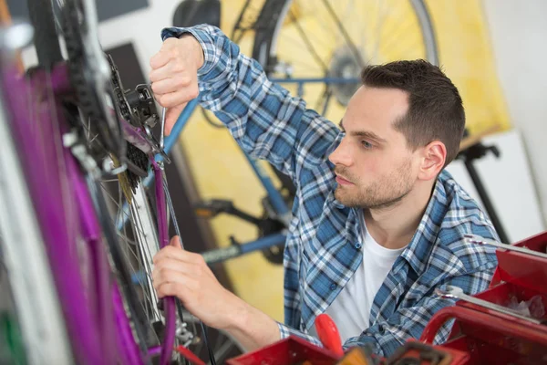 Homme travaillant sur le cadre de vélo — Photo