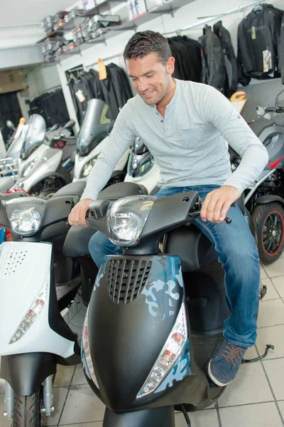 Man sat on scooter — Stock Photo, Image