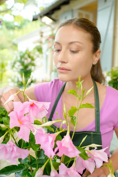 Florist förbereder en bukett — Stockfoto