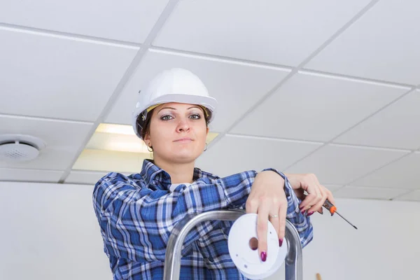 Técnico de mantenimiento posando y trabajando —  Fotos de Stock