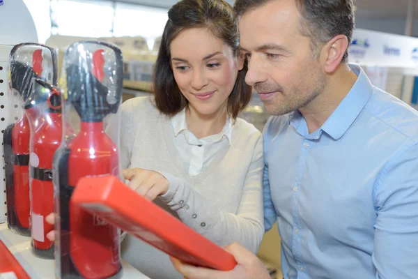 Paar kijken naar brand deken — Stockfoto