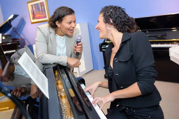 Gemeinsam mit einem Freund singen — Stockfoto