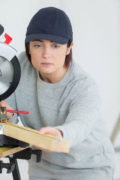 Creatieve huisvrouw is het schetsen van een meubilair voor haar kinderen — Stockfoto