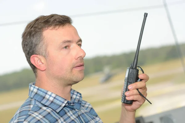 Hablando a través de walkie talkie —  Fotos de Stock