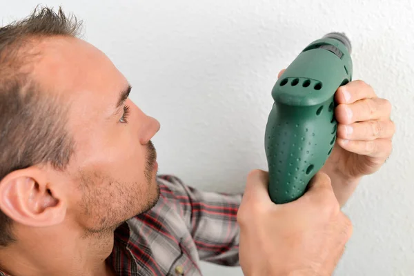Man drilling into wall — Stock Photo, Image