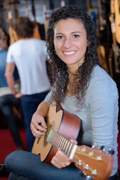 Frau spielt Akustikgitarre — Stockfoto