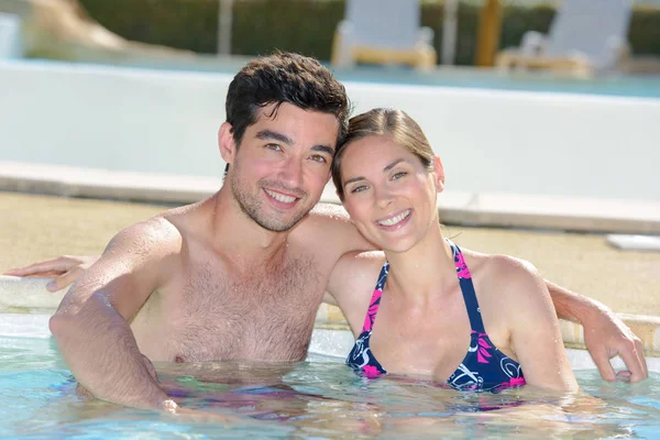 Casal na piscina — Fotografia de Stock