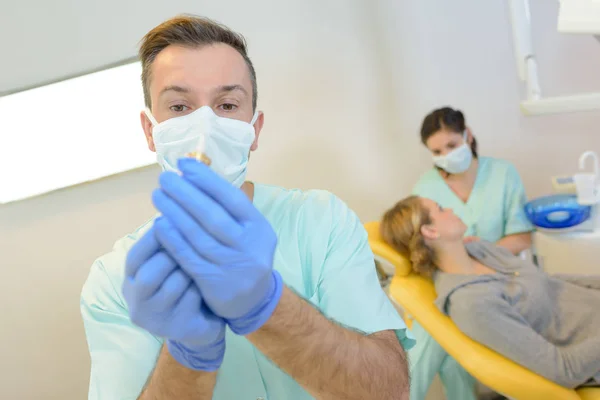 歯科医が患者を治療するための準備 — ストック写真