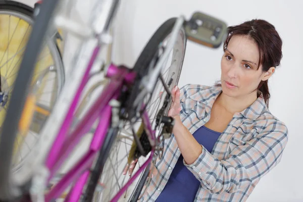 Mechanik rowerowy naprawianie koła na rowerze w warsztacie — Zdjęcie stockowe