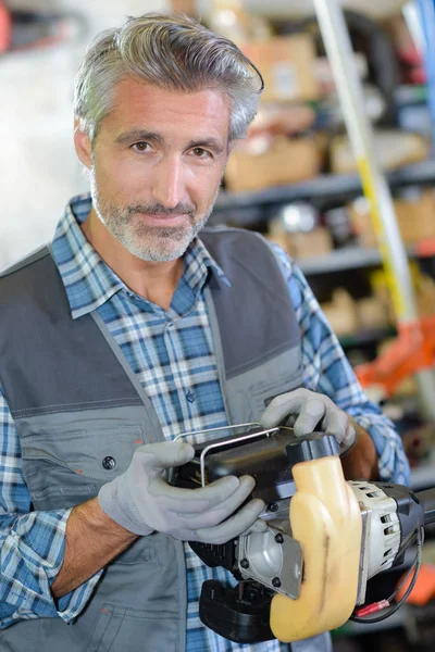 Mechaniker arbeitet an Strimmer-Motor — Stockfoto