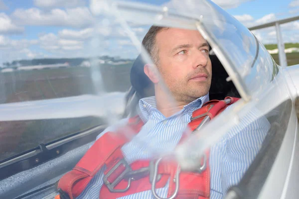 Mann im Cockpit des Segelflugzeugs — Stockfoto