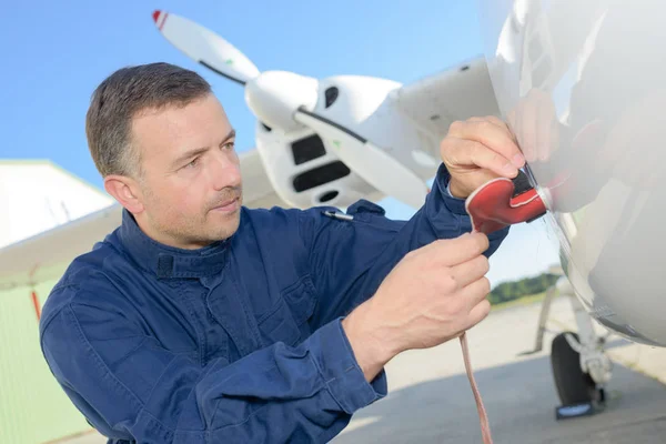Inżynier, wypełniając mały samolot furl — Zdjęcie stockowe