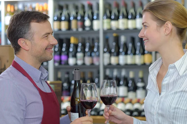 Hombre y mujer brindando con gafas de vino — Foto de Stock