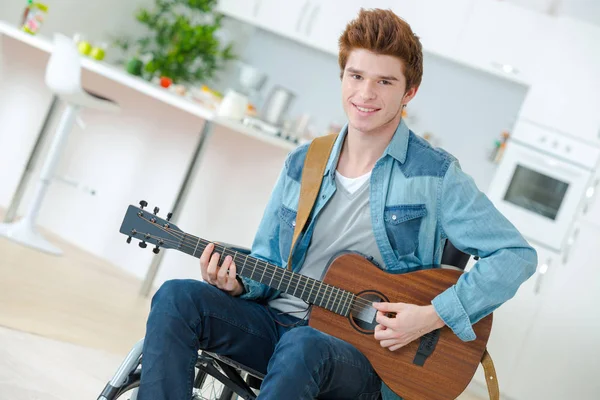 Disabled guitarist and acoustic — Stock Photo, Image