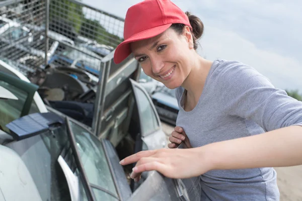 Hölgy roncstelep autóval ajtó — Stock Fotó