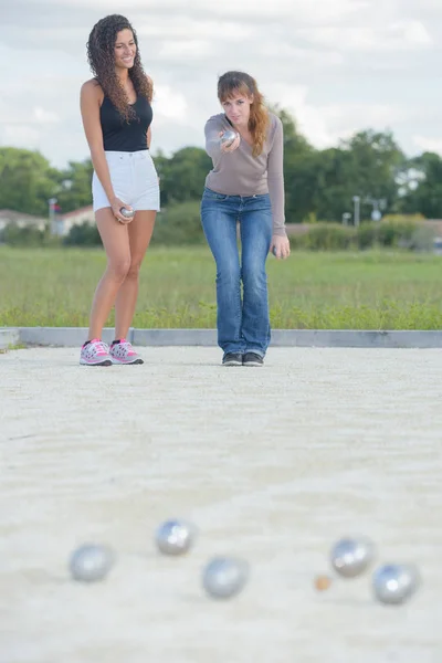 Přáteli, kteří hrají pétanque a petanque — Stock fotografie