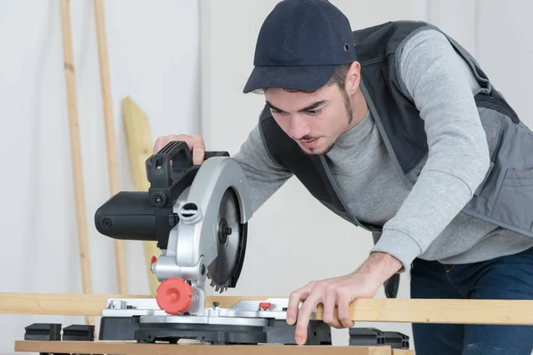 Cortar un bloque de madera — Foto de Stock