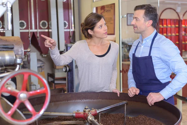 Dar instrucciones a un trabajador del café —  Fotos de Stock