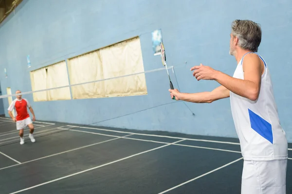 Uomini che giocano a badminton e badminton — Foto Stock