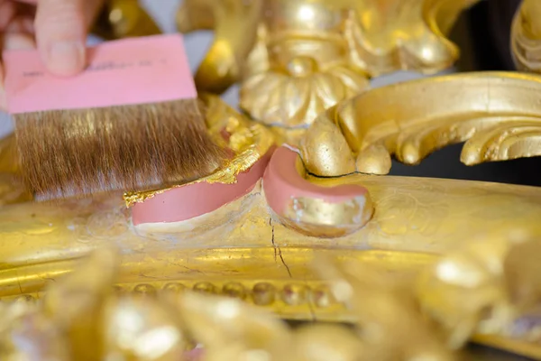 Limpeza de madeira banhado a ouro — Fotografia de Stock