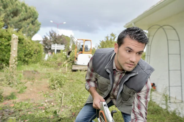 Getting stuck into the gardening — Stock Photo, Image