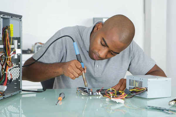 Reparation of computer hardware — Stock Photo, Image