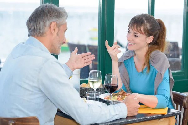 Pareja animada comiendo —  Fotos de Stock