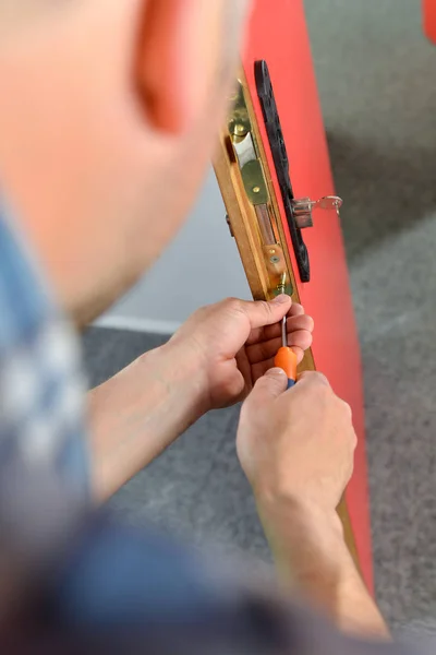 Cerrajero reparando una cerradura — Foto de Stock