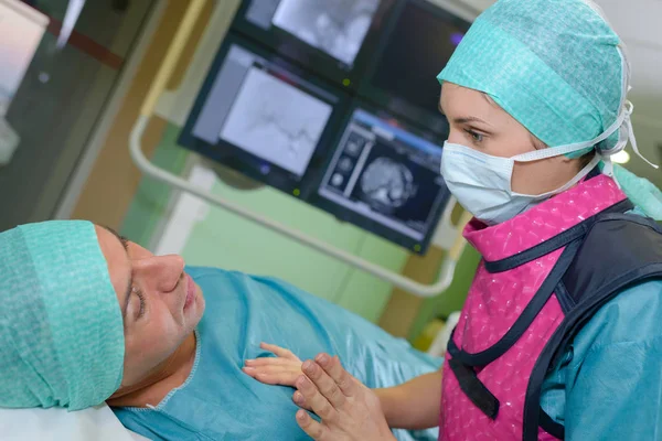 Briefing a patient and image — Stock Photo, Image