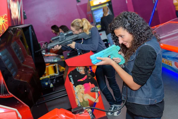 Meisjes op de amusement arcade — Stockfoto