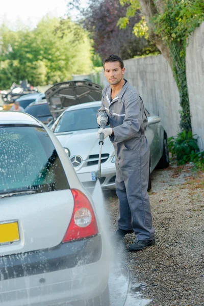 Homem lavar carro e negócios — Fotografia de Stock