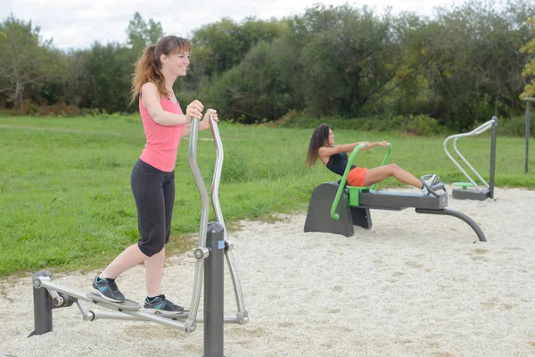 Mujeres haciendo ejercicio en el parque — Foto de Stock