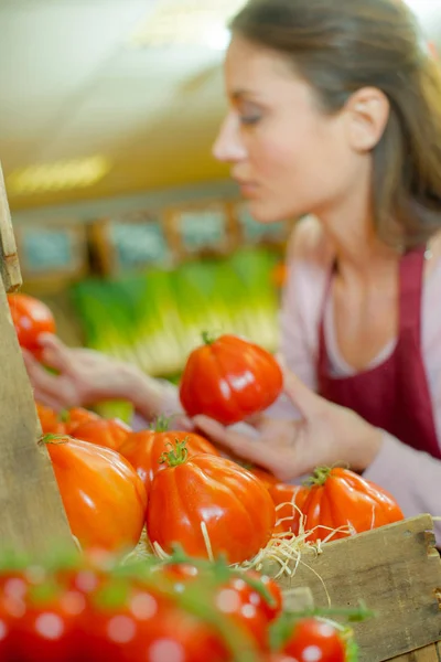 Apilar los tomates y la mujer —  Fotos de Stock