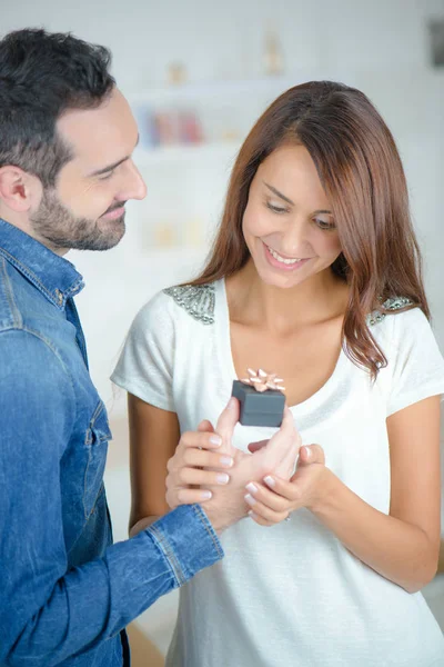 Man giving gift box to lady — Stock Photo, Image