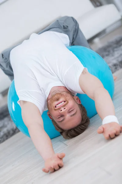 Sport man på gymmet göra stretchingövningar — Stockfoto