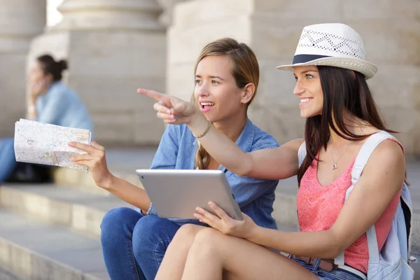 Alegre turista amigas tomando fotos de sí mismas —  Fotos de Stock