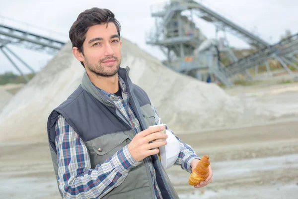 Retrato del hombre en la cantera desayunar en el lúpulo — Foto de Stock